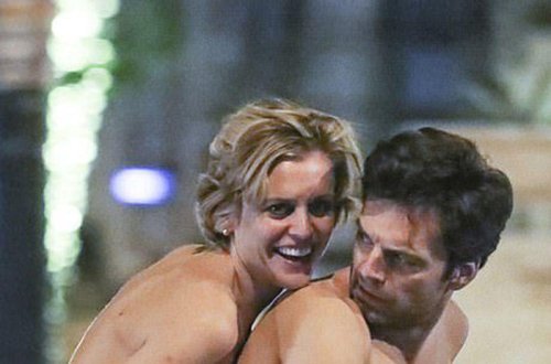 Məşhur aktyorlar küçədə lüt şütüdülər - FOTO