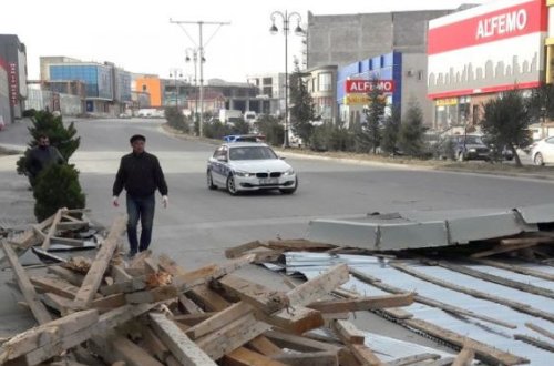 Güclü külək Bakıda fəsadlar törətdi – Video