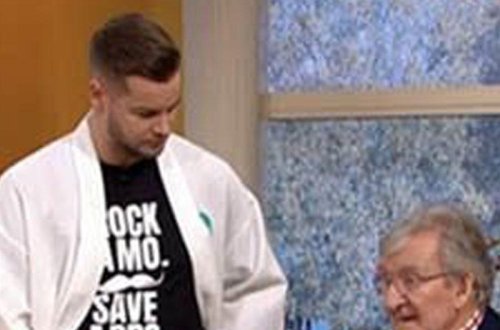 Efirdə biabırçılıq: qonaq intim yerini göstərdi - FOTO