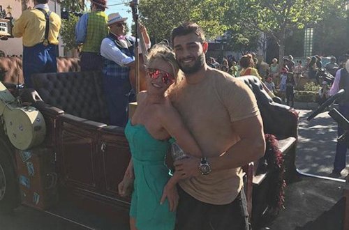 Məşhur müğənni 12 yaş kiçik sevgilisi ilə - FOTO