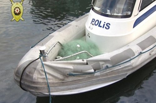 Polis dənizdə köməksiz vəziyyətdə qalan 2 balıqçını xilas etdi – VİDEO