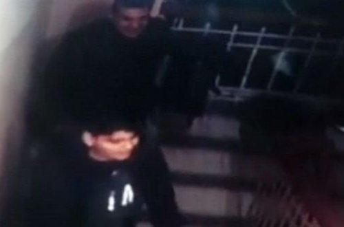 Bakıda vəzifəli şəxsin qapısı önündə növbəti qəribə hadisə - VİDEO