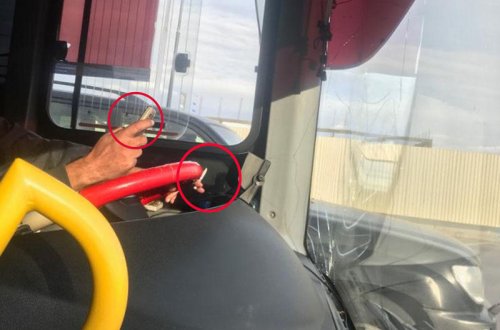 Bakıda avtobusda qayda pozuntusu - Sürücünün bir əlində telefon, o birində siqaret - FOTO
