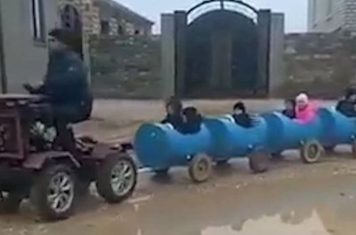 Kənd sakini uşaqları çəllək-qatarda məktəbə aparır - VİDEO
