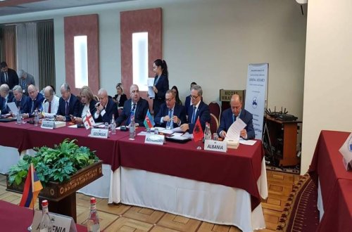 Əflatun Amaşovdan bayraq məsləsinə sərt-CAVAB