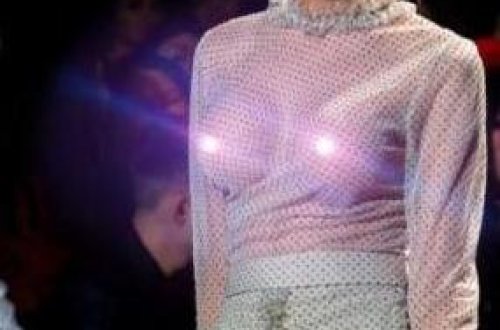 Deputat yarılçılpaq halda podiuma çıxdı - Fotolar