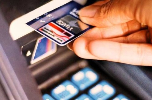 Bank kartlarından 85 min manat oğurlayan keçmiş məhkum saxlanıldı