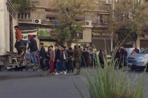 Suriyada dəhşətli görüntülər - Azyaşlı uşaqları zəncirləyib...