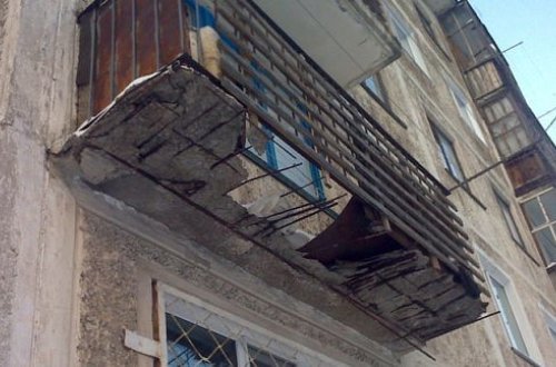 Bakıda binanın eyvanı uçdu - FOTO