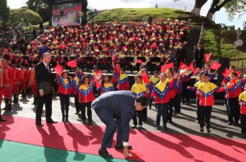 Venesuela prezidenti Ərdoğanın qarşısında DİZ ÇÖKDÜ VƏ... - FOTO
