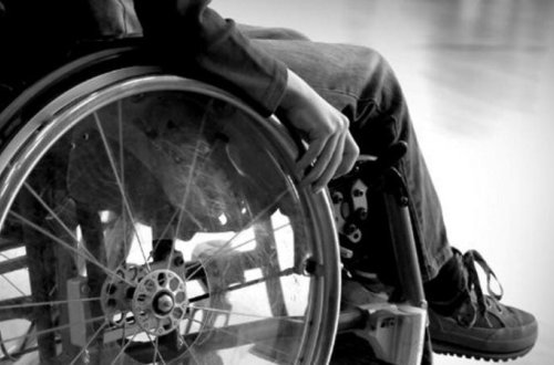 15 ildir iflic olan anasını belində gəzdirən 22 yaşlı gənc - FOTO