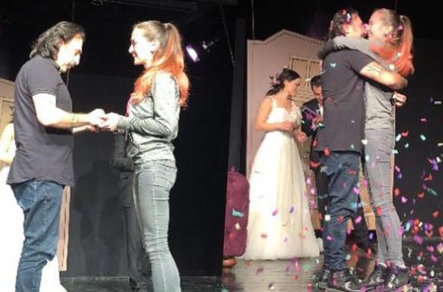 Teatrda sevgilisinə evlənmək təklifi etdi - Fotolar