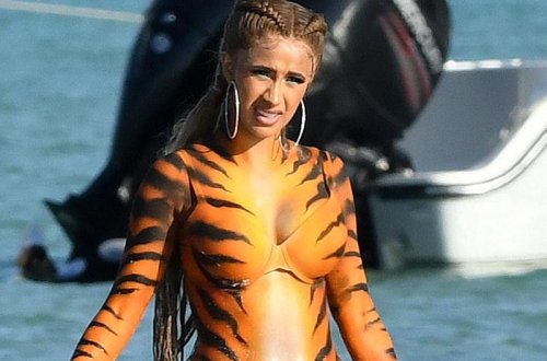 Məhkəməyə getmək əvəzinə soyunub pozalar verdi - FOTO