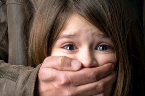 Səkkiz yaşlı qız Bakıda məhkəmədə ağladı: Ağzımı tutdu ki, qışqırmayım