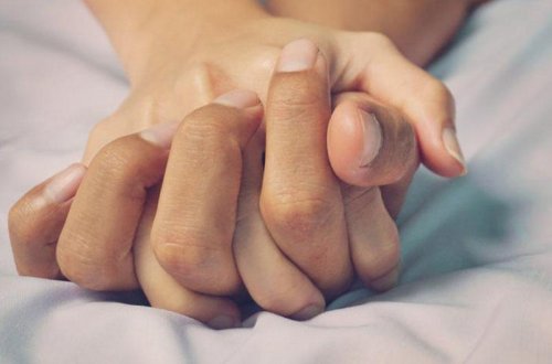 Gecə klubuna gedən modeli 5 nəfər zorladı - FOTO