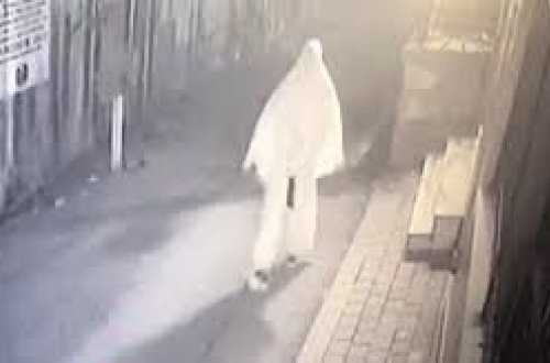 Başına yataq örtüsü bağlayıb küçədə gəzdi, bu hərəkəti dəhşət saçdı - VİDEO