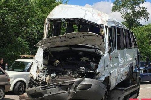 Bakıda dəhşət: Şagirdləri daşıyan avtobus aşdı, YARALILAR VAR/YENİLƏNİB – FOTO