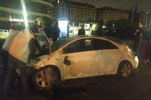 Bakıda taksi sürücüsü qəza törətdi: dörd sərnişin yaralandı - FOTOVİDEO