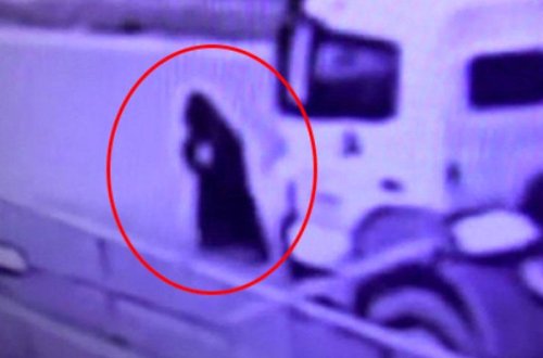 Qadının beton mikserinin altında qalma anı - 18+ VİDEO