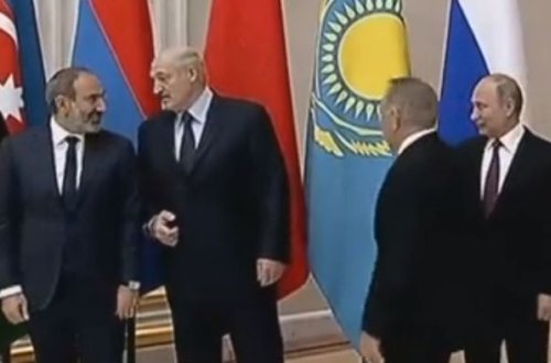 Lukaşenko Paşinyanı itələdi - VİDEO