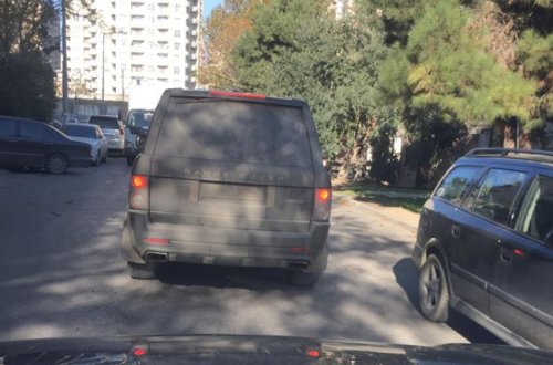 Bu sürücülər kamera və radara düşməmək üçün nömrəni çirkli saxlayırlar – VİDEO-FOTO