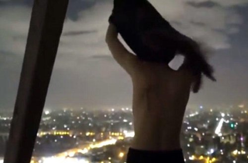 Tanınmış fotoqraf ictimai yerdə qadınla cinsi əlaqədə olub, VİDEOya çəkdi - FOTO