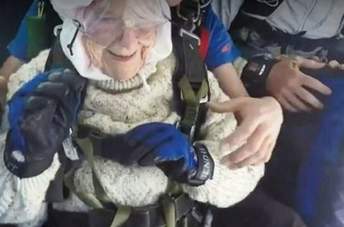 102 yaşlı qadın paraşütlə tullanıb - FOTO