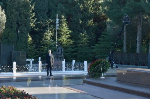 İlham Əliyev Heydər Əliyevin məzarını ziyarət edib