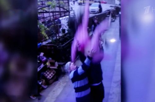 Mahaçqalada sürücü pəncərədən yıxılan qızı xilas etdi - VİDEO