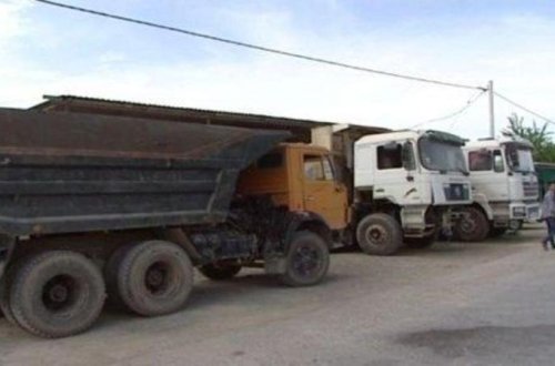 Bakıda yük maşını qəzaya uğradı – Sərnişini FHN əməkdaşları çıxardı