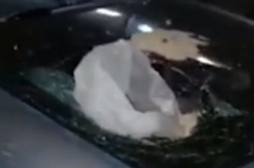 Bakıda maşının üstünə nəcis dolu torba atdılar - VİDEO