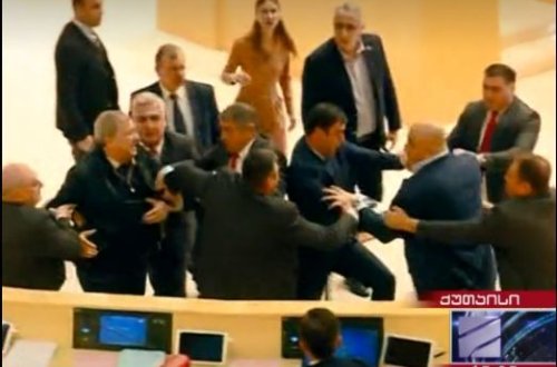 Gürcüstan parlamentində yumruq davası - VİDEO