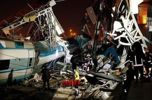 Ankarada sürət qatarı qəzaya uğradı: ölənlər var - YENİLƏNİB + FOTO/VİDEO