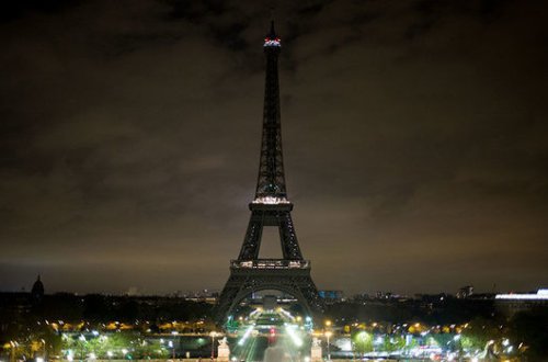 Eyfel qülləsi qaranlığa büründü - FOTO