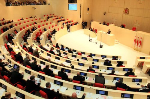 Parlamentdə ŞOK: Qadın millət vəkili kişi deputata hücum çəkdi - VİDEO