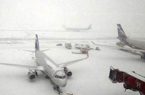 Qar çovğunu Moskvanın hava nəqliyyatını iflic etdi