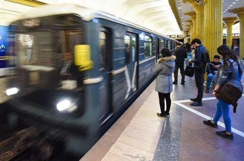 Bakı metrosunda qızı vurub qatardan platformaya salan gəncdən xəbər var