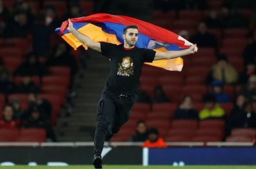 Erməni azarkeş “Qarabağ”ın oyununda təxribat törətməyə çalışdı - FOTO