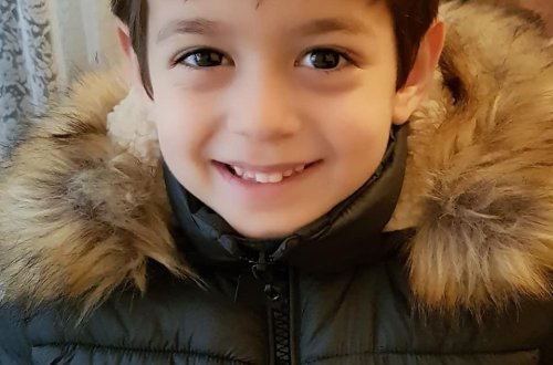 Azərbaycanlı məşhurun oğlu qətlə yetirilən atasının səccadəsində namaz qıldı - FOTO