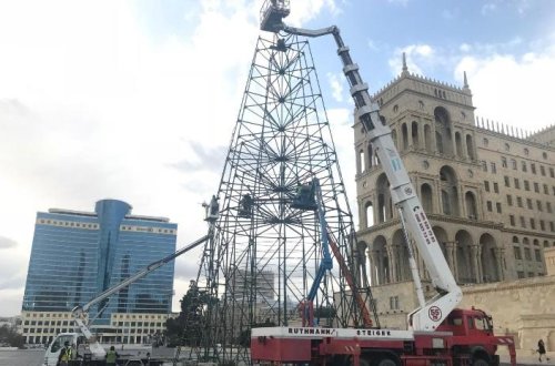 Bakıda 37 metrlik yolka qurulur - Fotolar