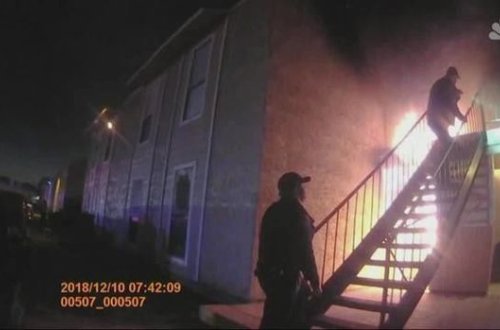 ABŞ-da polis yanan evdən özünü atan uşağı xilas etdi - VİDEO