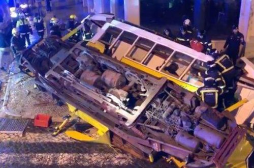 Tramvay relsdən çıxıb binaya çırpıldı: yaralılar var - FOTO