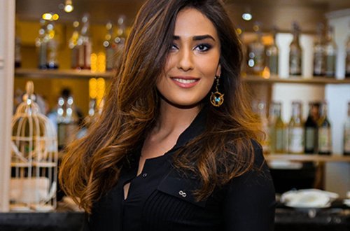 TÜRKİYƏYƏ KÖÇƏN PƏRVİN ELƏ GEYİNDİ Kİ, ALT PALTARI GÖRÜNDÜ – FOTO