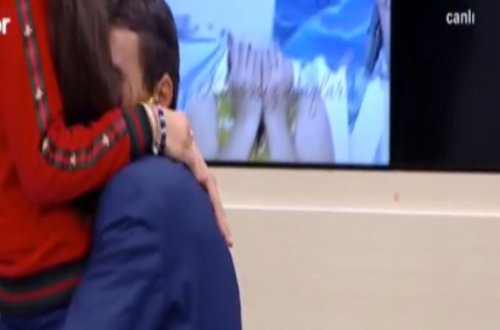 Canlı efirdə qızının qarşısında diz çökdü və... — FOTOLAR