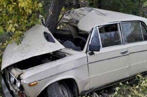 Ağcabədidə maşın ağaca çırpıldı: ölənlər var