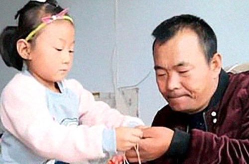 Dünya xəstə atasına baxan bu 6 yaşlı qızdan danışır - Fotolar