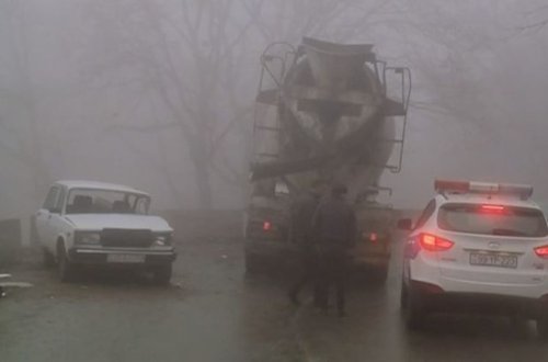 Betonqarışdıran maşın iki avtomobili əzdi - VİDEO