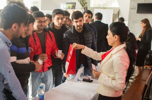 Bakcell karyera qurmaqda tələbələrə dəstək göstərir