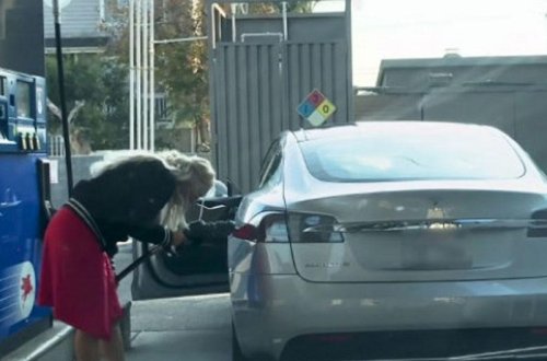 Qadın sürücüdən şok əməl: yanacağı baxın, hara vurur - VİDEO