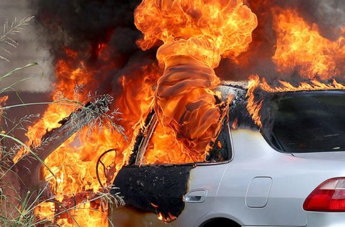 Azərbaycanlı müğənninin MAŞININI PARTLATDILAR - Özü içində olub - VİDEO